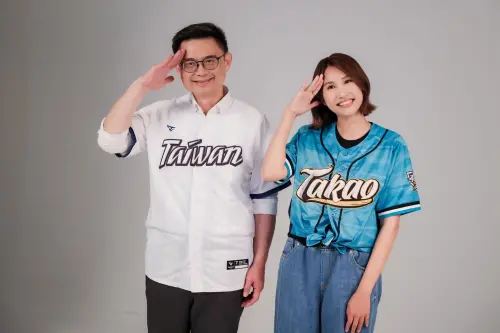 ▲ 賴瑞隆與黃敬雅擺出年輕流行手勢，顯示貼近新世代的風格。（民進黨高雄市長參選人、立委賴瑞隆辦公室提供）