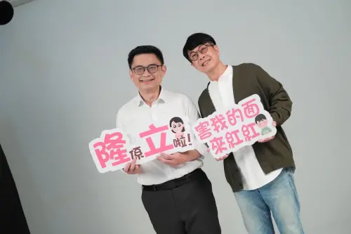 ▲ 賴瑞隆與尹立擺出年輕流行手勢，顯示貼近新世代的風格。（民進黨高雄市長參選人、立委賴瑞隆辦公室提供）