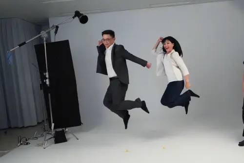 ▲ 賴瑞隆與鄧巧佩人以跳躍、動漫姿勢等呈現巧思。（民進黨高雄市長參選人、立委賴瑞隆辦公室提供）