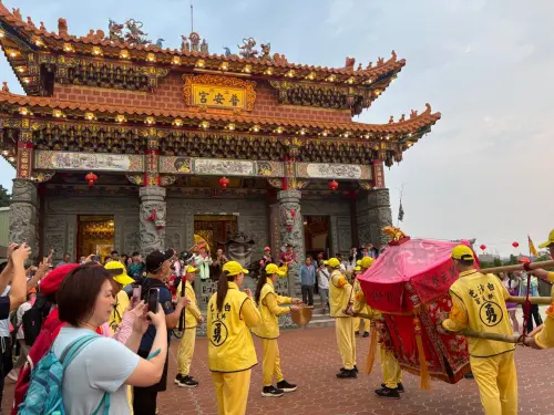 Baishatun Mazu's palanquin is often covered in a bright pink canopy. (Baishatun Gongtian Temple Facebook)