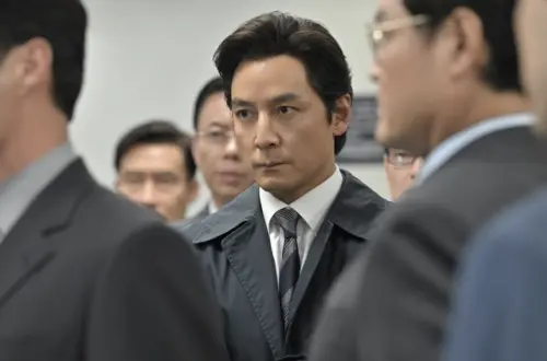 ▲吳彥祖（中）主演《寒戰1994》，以看似高層警官卻是反派的姿態出現。（圖／摘自 IG@coldwar_movie）