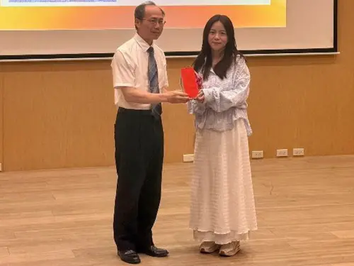 ▲經濟部產業園區管理局台中分局分局長陳高尚(左)頒獎表揚模範勞工林孟瑜(右)，以資鼓勵。(圖／產業園區管理局台中分局提供)