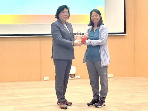 ▲台灣科技產業園區光學及精密儀器工業公會理事長吳淑品(左)頒獎表揚模範勞工陳玉茹(右)，以資鼓勵。(圖／產業園區管理局台中分局提供)