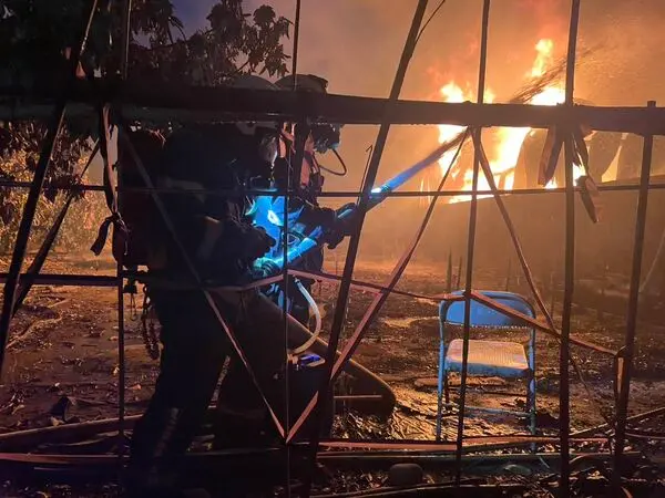 彰化倉庫全面燃燒！鐵皮燒到扭曲變形　消防機器人、無人機滅火