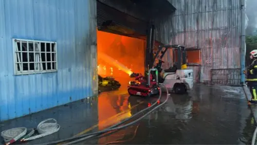 ▲ 彰化秀水一處鐵皮倉庫23日傍晚發生火警，由於火勢猛烈，消防出動消防機器人與無人機灌救。（圖／消防局提供）