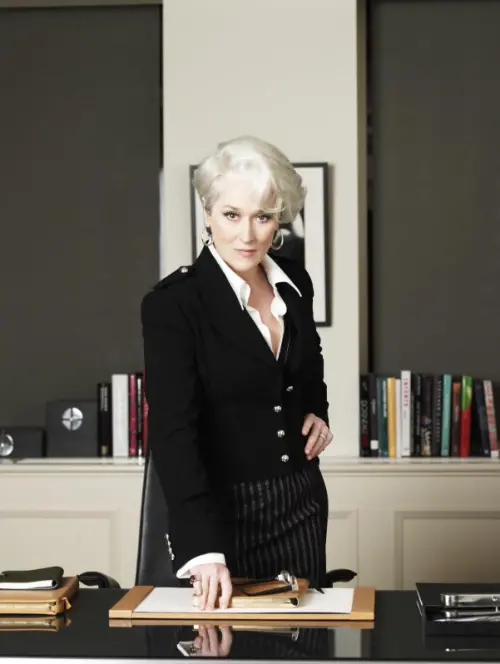 ▲梅莉史翠普捨棄誇張、外顯的咆哮樣貌，改以低沉、冰冷且極具壓迫感的語氣，將權力巔峰的孤傲詮釋得淋漓盡致。（圖／IMDb）