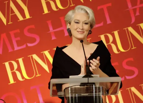 ▲梅莉史翠普在《穿著PRADA的惡魔》將時尚女魔頭演得具有威嚴，又有精準的喜劇節奏，成功克服昔日演喜劇容易卡關的問題。（圖／摘自IMDb）