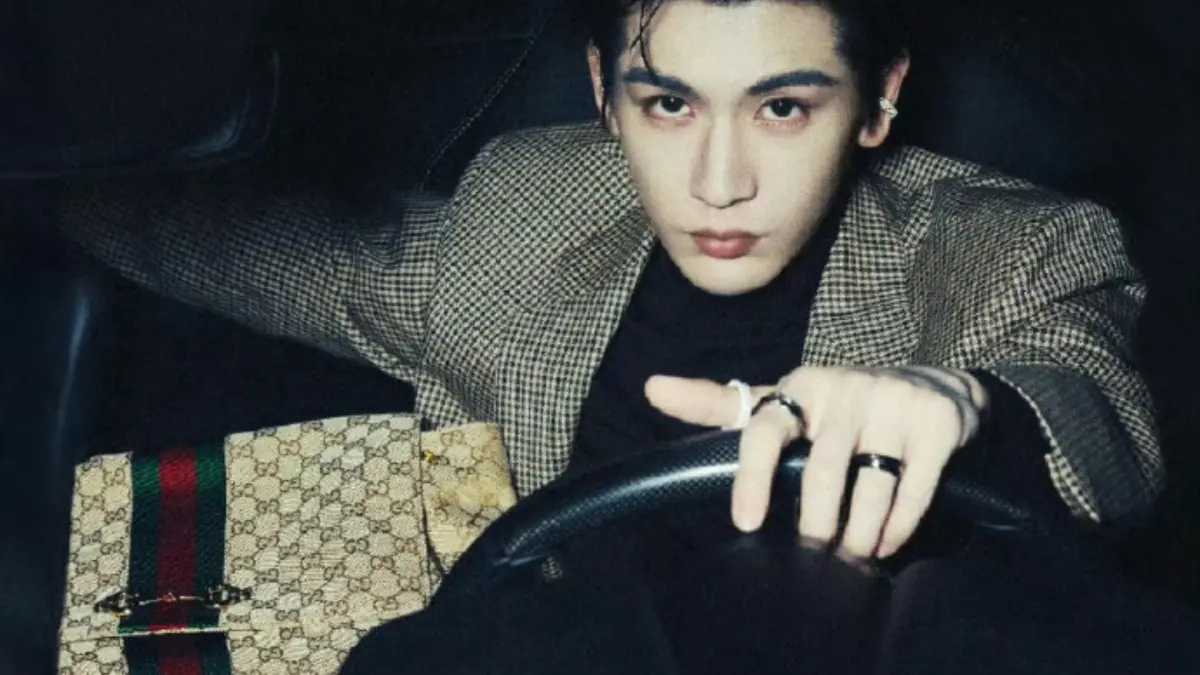 ▲張凌赫（如圖）、田曦薇近日替時尚品牌GUCCI拍攝形象照，拿著同款包包各自擺拍，照片曝光後讓網友敲碗兩人合體拍攝雙人大片。（圖／翻攝微博）