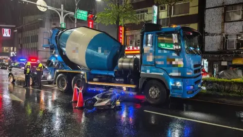 三重離奇車禍！男騎士自摔倒水泥車旁　僅「臉擦傷」送醫卻不治