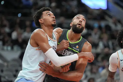 ▲本系列賽最大焦點莫過於文班亞馬（Victor Wembanyama）與戈貝爾（Rudy Gobert）的頂尖對決。（圖／路透／達志影像）