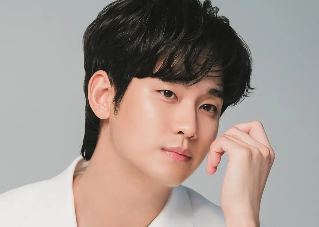 ▲金秀賢（如圖）因為跟金賽綸的感情糾紛使得形象重創，遭到廠商切割求償28.6億韓元（約台幣6700萬元），原定今天將跟化妝品公司進行第3次辯論開庭，卻因為刑事結果未出爐，決定取消擇日再開。（圖／IG@goldmedalist_official）