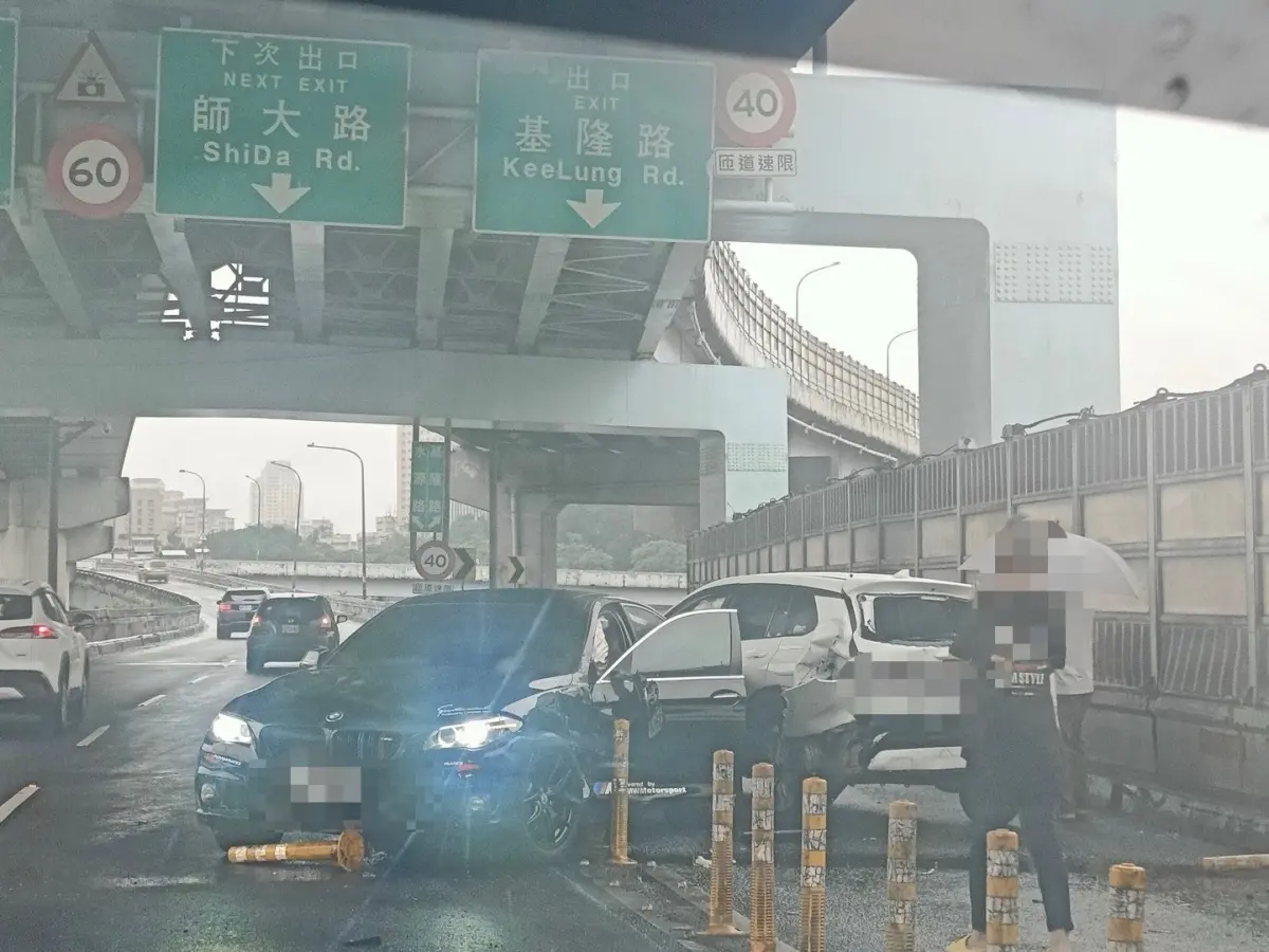 ▲水源快速道路車禍塞爆了。（圖／翻攝臉書社團「我是新店人 好山好水 就是愛新店」）