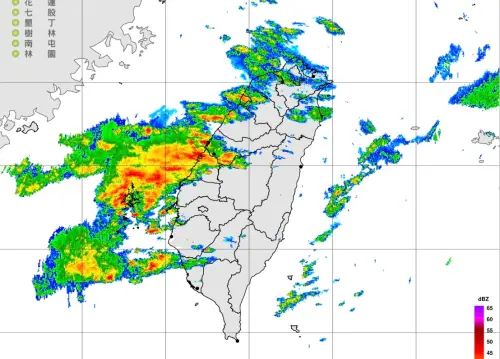 ▲隨鋒面逐漸往南移動，西半部地區有短暫陣雨或雷雨，並有局部大雨發生的機率。（圖／翻攝自中央氣象署）