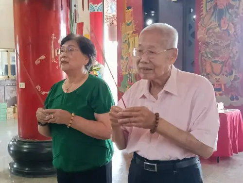 ▲南屯天順宮主委張崇榮（右）與夫人，於宮內向天上聖母行禮叩謝。如今康復重生，餘生奉獻宮務，宣揚媽祖神威。(圖／柳榮俊攝2026.4.24)