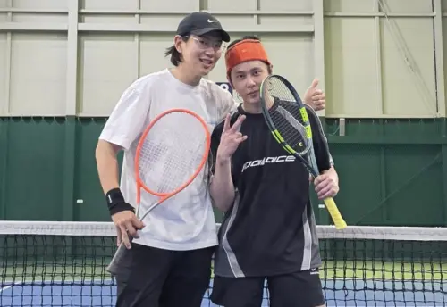 ▲龍俊亨（右）也跟著一起打網球，整個人看起來十分健康。（圖／IG@jangsk83）