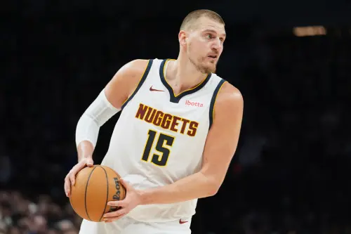 ▲金塊3屆MVP約基奇（Nikola Jokic）面臨新合約抉擇，丹佛如何維持爭冠競爭力，成為球團留人的重要課題。（圖／美聯社／達志影像）