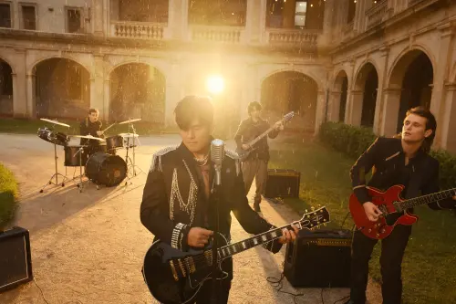 ▲周杰倫新歌〈誰稀罕〉MV在雨中拍攝，再度引發話題。（圖／杰威爾音樂提供）