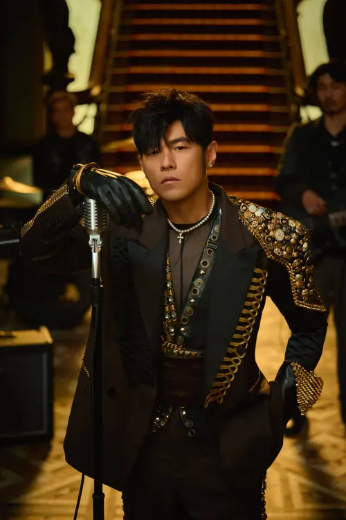 ▲周杰倫（如圖）新歌〈誰稀罕〉是一首嘴硬情歌，唱出許多人在情感關係裡想要又怕受傷害的嘴硬狀態。（圖／杰威爾音樂提供）