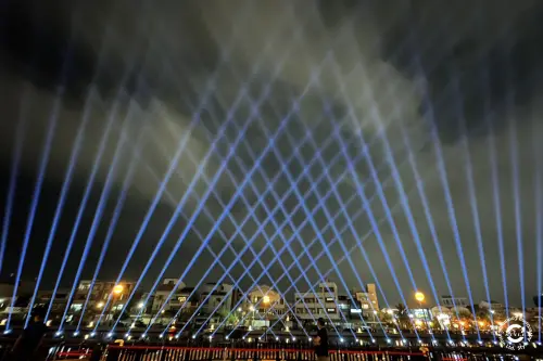 ▲ 這次燈光展演以約200公尺水岸為展演舞台，透過100組燈光裝置隨音樂律動變化，光束層次性的擺動，象徵臺南城市在百年運河水的川流不息間繁榮。（台南市政府提供）