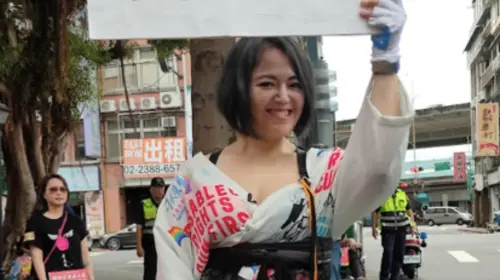 精神障礙者躁鬱症纏身！靠手天使性義工活下去　上街泣訴力求權益