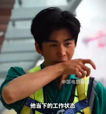 ▲張凌赫（如圖）過去曾演出一部戲叫《櫻桃琥珀》，直言自己沒有偶包，也願意為了角色願意犧牲扮醜。（圖／中國電影報道微博）