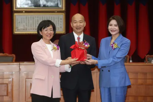 影／厚生會會長交接！韓國瑜曝很少聽老師說　卻專心聽蘇巧慧質詢