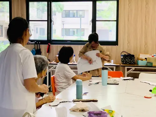 房市／縫布墊解長輩漏尿之苦　獲信義房屋社區一家楷模獎