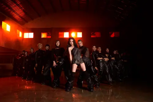 ▲郁欣新歌〈Want Me Back〉很有氣勢，走的是酷帥甜辣風，還請來專業水車創造大雨跳舞場面。（圖／KTJ Holding 提供）