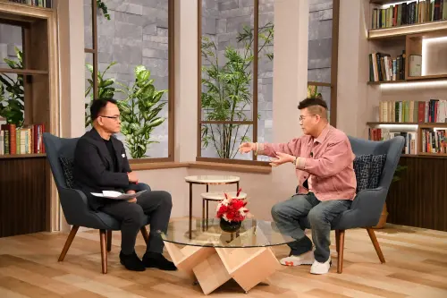 ▲沈玉琳（右）與主持人鄭弘儀（左）聊起這段生死大戰，起初住院覺得尊嚴盡失，之後「心隨境轉」索性把自己當成皇帝。（圖／三立提供）