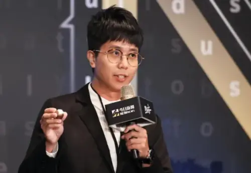 Alvin Chang speaks to the media. (TCN)