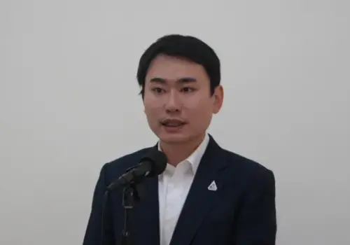 Legislator Chen tells the press that Taiwan will continue strengthening itself as China's pressures persists. (TCN)