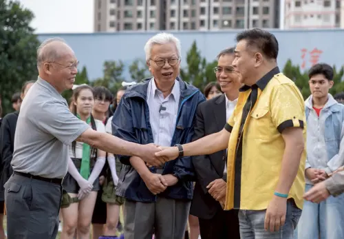 ▲白雲（右）回到高中母校，學弟妹們熱情迎接。（圖／公視台語台提供）