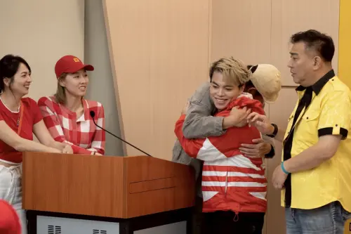 ▲海產（中）為爸爸捐肝，孝心打動眾人。（圖／公視台語台提供）