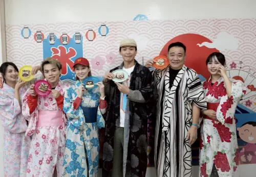 ▲阿喜（左起）、海產、夏語心、黃鐙輝、白雲體驗傳統服飾。（圖／公視台語台提供）