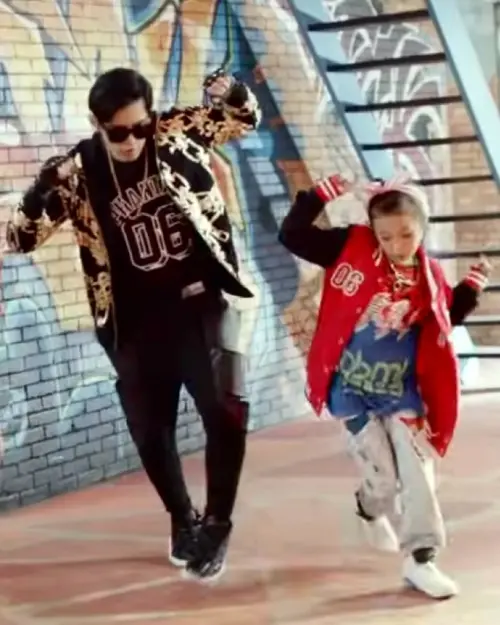 ▲郁欣（右）10歲時和周杰倫（左）一起拍MV，一起熱舞。（圖／翻攝自郁欣Threads@ivyivy0710）