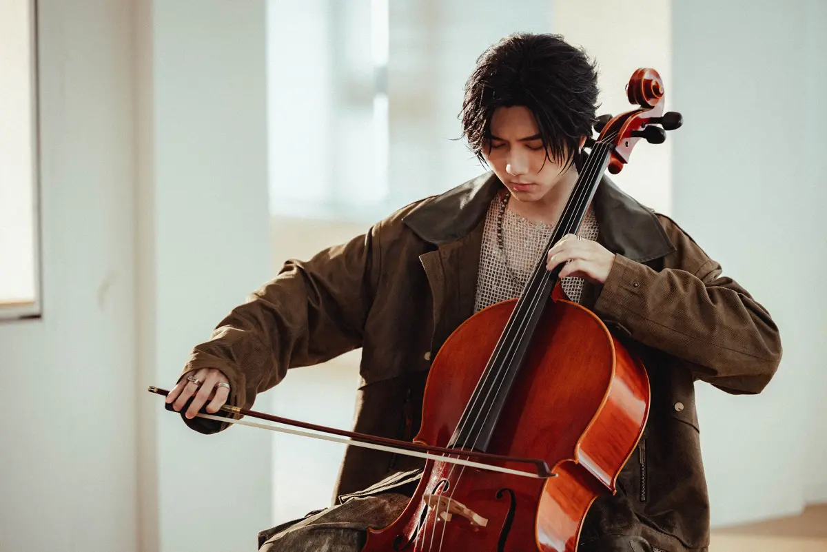 ▲創作才子Ray黃霆睿（如圖）近期因出車禍手受傷，痛到握不住麥克風。他靠著彈周杰倫歌曲復健，周董本尊看到也轉發他的動態。（圖／相映音樂提供）