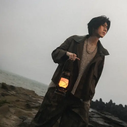 ▲黃霆睿（如圖）為影集《向流星許願的我們》量身打造插曲〈海的盡頭沒有燈塔〉，為呈現劇中人的掙扎心境，他刻意以沙啞的嗓音詮釋歌曲。（圖／相映音樂提供）