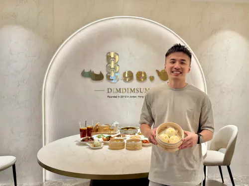 ▲劉峻緯（阿緯）親自坐鎮「點點心Signature」升級版，微風廣場開幕。（圖／記者蕭涵云攝）