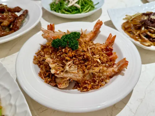 ▲「避風塘蒜香大蝦」378元。（圖／記者蕭涵云攝）