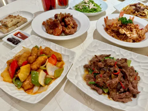 ▲左起：「貴妃糖醋咕咾肉」358元、「蠔皇芥藍炒牛肉」358元。（圖／記者蕭涵云攝）