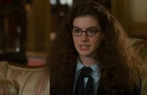 ▲安海瑟薇15歲那年知道哥哥是同志後，就選擇支持家人，離開天主教。（圖／翻攝自麻雀變公主IMDb）