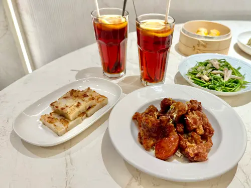 ▲左起：「香煎蘿蔔糕」138元、「橙香蜜汁排骨」 358元、「美白菇炒水蓮」268元。（圖／記者蕭涵云攝）