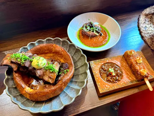 ▲左起：「慢烤牛小排倉餅」820元、「炸米糕冰棍」120元。（圖／記者蕭涵云攝）