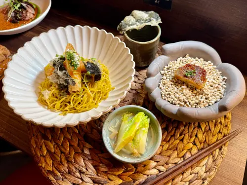 ▲倉廩「乾麵類+130元」升級套餐，附湯、小菜。（圖／記者蕭涵云攝）