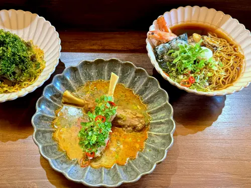 ▲左起：「帶骨豬腱子肉」240元、「蝦捲乾拌麵」160元。（圖／記者蕭涵云攝）