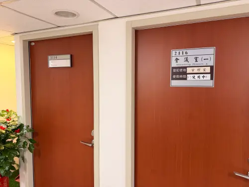 ▲白委許忠信暫時在立院研究大樓B1會議室（右）辦公。（圖／記者蘇柏銓攝）