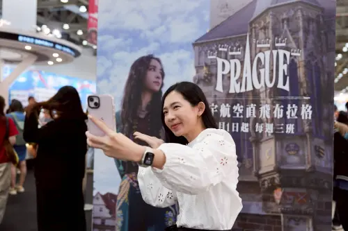 ▲星宇航空表示，台中旅展現場也設置了擔任布拉格航線大使蔡依林的主題背板。（圖／星宇航空提供）