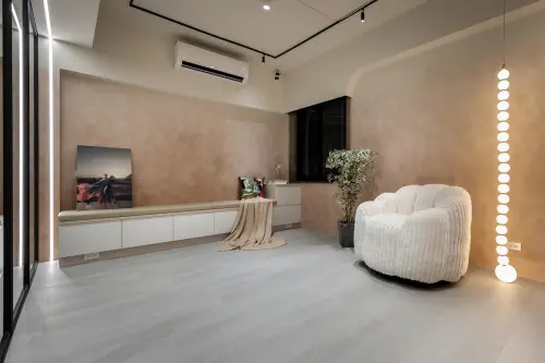 ▲歐德高度客製化，針對交誼廳現況捨棄高櫃堆疊，規劃窗邊臥榻避開窗簾保留採光，對角線財位刻意升高櫃體，方便薔薔安放招財小物。（圖／歐德提供）