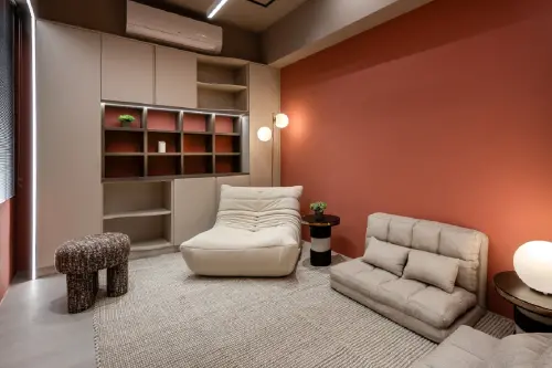 ▲遊戲間牆面深度不一，歐德設計師大膽採用「視覺錯位」、圓弧潤飾、上下櫃體交錯及結合燈條，打造出宛如平整牆體的藏品展示櫃。（圖／歐德提供）