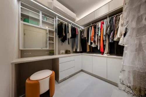 ▲1.6 坪的空間，以L型矮櫃呈現，歐德利用檯面延伸讓空間瞬間放大，牆面上方設置淺吊櫃，中段以白色鋁方管吊掛，高收納更顯開闊。（圖／歐德提供）